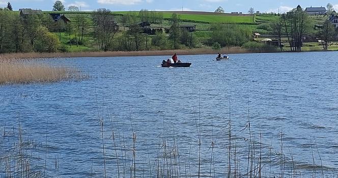 Na jeziorze Skarlińskim wywróciła się łódź! Dwie osoby uratowano, szukają trzeciej [ZDJĘCIA]