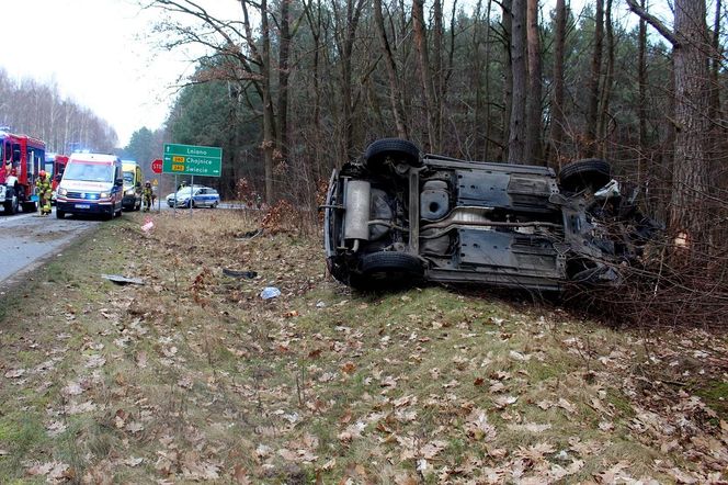 Demolka na skrzyżowaniu pod Świeciem! 45-latka zlekceważyła znak STOP i wjechał prosto w auto