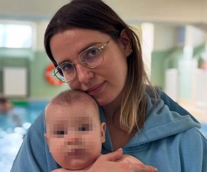 Daniel Martyniuk uczy syna pływać