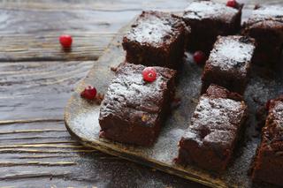 Brownie: przepis na klasyczne ciasto czekoladowe z orzechami