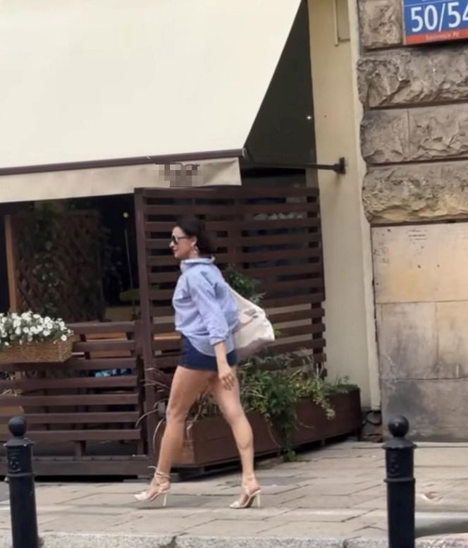 Anna Popek w krótkich szortach paraduje po mieście.