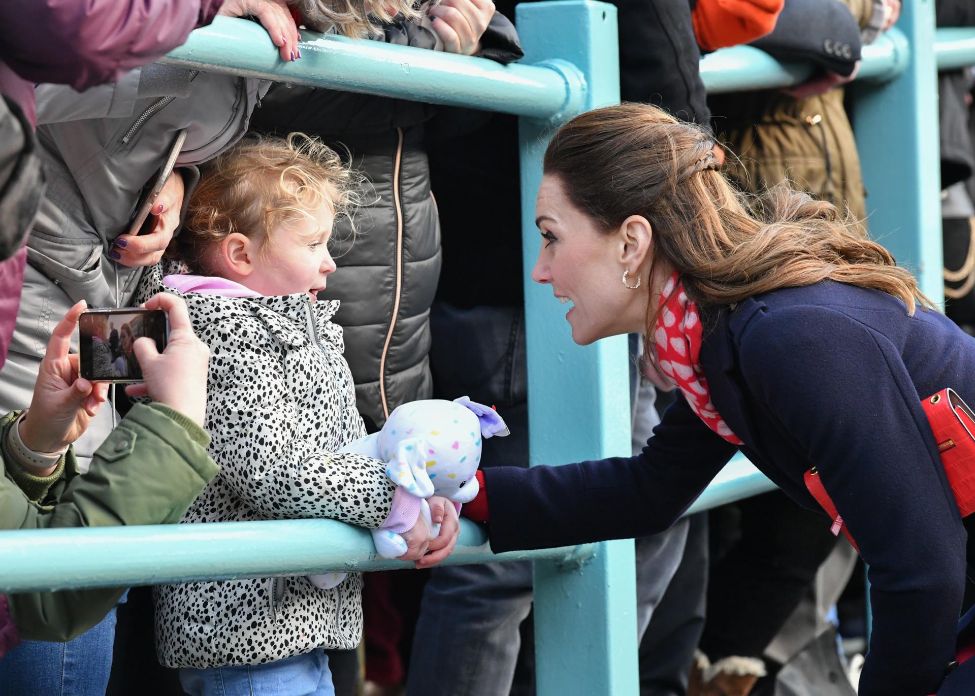 Куда пропала принцесса кейт миддлтон. Герцогиня Кембриджская Кейт Миддлтон дети. Принцесса Кейт Миддлтон с детьми. Дети Кейт Миддлтон и принца Уильяма. Принцесса Кейт с детьми.