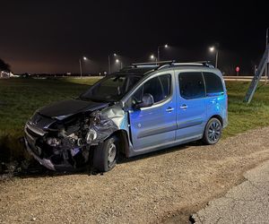 Tragiczny wypadek na Mazowszu. Karetka na sygnale dachowała w rowie. Jeden ratownik zginął na miejscu