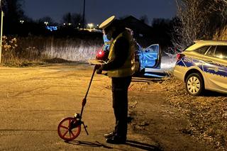 Dawidy Bankowe. Radiowóz uderzył w drzewo. W środku były dwie nastolatki