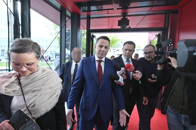 Wielkie wejście Trzaskowskiego do TVP. Zdjęcia uchwyciły każdy krok