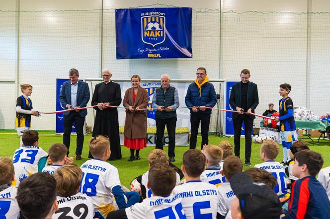 W Olsztynie otwarto profesjonalne boisko sportowe. Będą korzystali z niego młodzi piłkarze