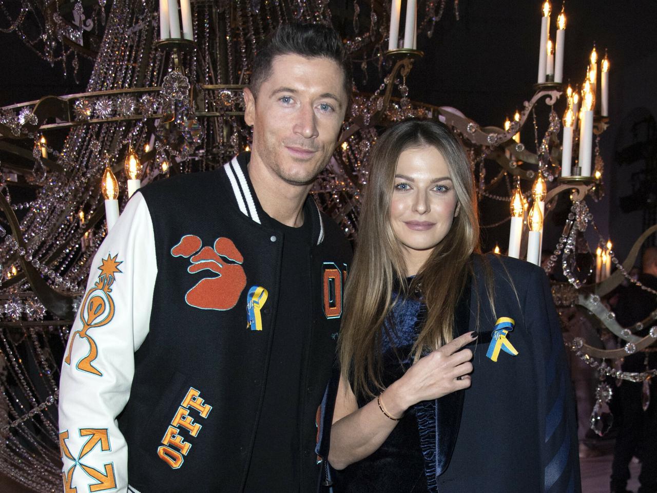 Anna i Robert Lewandowscy na pokazie mody w Paryżu. Para pokazuje solidarność z Ukrainą 