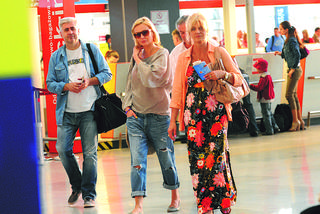 Zabrała rodziców do Grecji