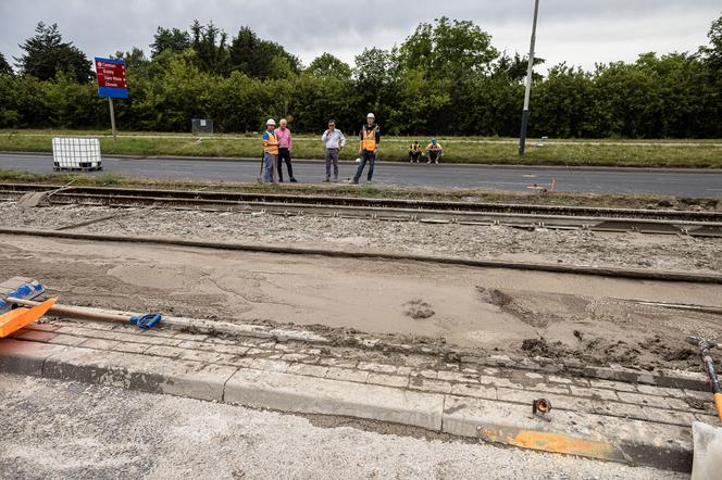 Wyciek piany spod tunelu na al. Włókniarzy w Łodzi