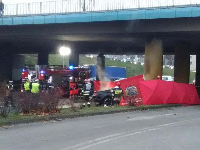 Śmiertelny wypadek na DTŚ. Samochód uderzył w filar i stanął w płomieniach