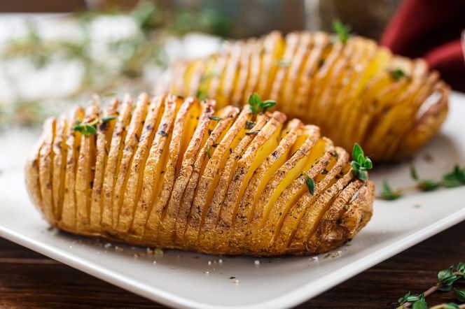 Pieczone ziemniaki hasselback. Przepis na ziemniaki harmonijkowe