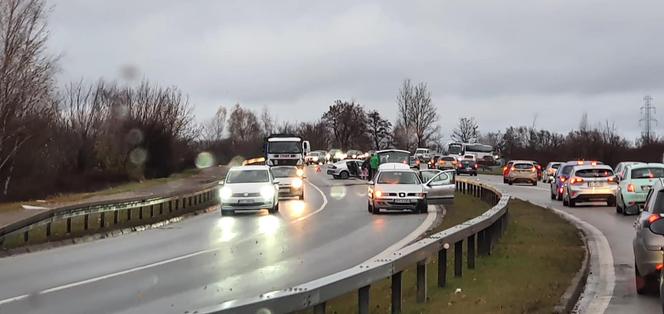 Wypadek w Piekarach Śląskich. Tworzą się korki