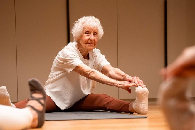Ma 102 lata i uczy jogi! Jej nazwisko zwraca uwagę Polaków
