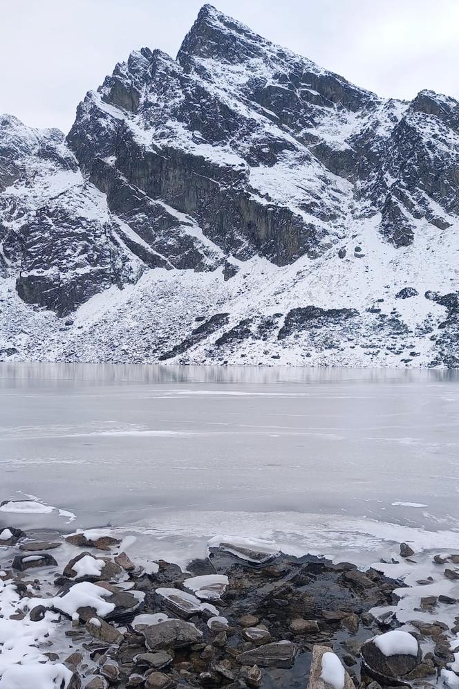 Górskie stawy zamarzają. Tatrzański Park Narodowy apeluje o niewchodzenie na lód!
