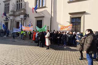 Protest pod krakowskim magistratem dotyczący Nowego Miasta. Chcemy pracy, nie Manhattanu