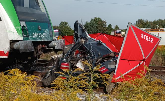  Pociąg staranował osobówkę