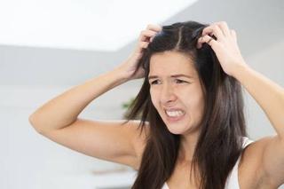 Jakie są sposoby na łysienie? Dlaczego tracimy włosy?