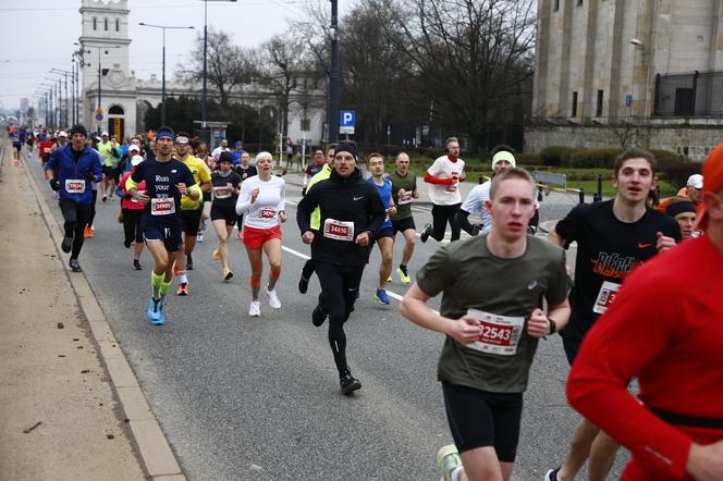 Bieg na Piątkę 2024, Warszawa - zdjęcia. Biegłeś? Szukaj się w galerii!