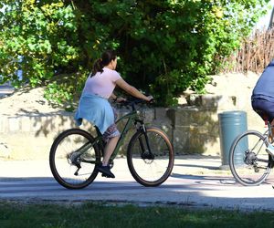 Ewa Drzyzga z mężem na rowerach. Operacje plastyczne nie są dla mnie!