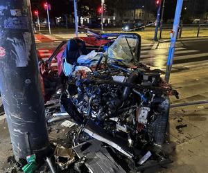 Kierujący sportowym BMW uderzył w słup tramwajowy w Warszawie. Dwie osoby ranne