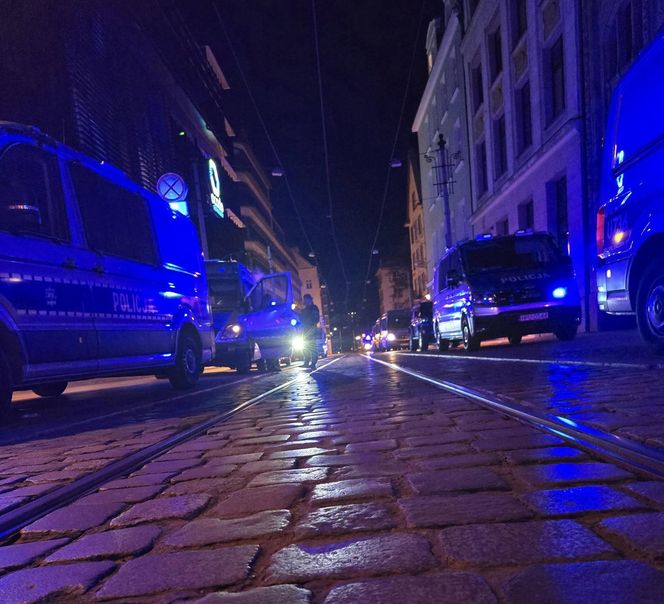 Wrocław. Burdy kibiców na Starym Rynku. Interweniowała policja [ZDJĘCIA].
