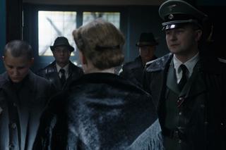 Dom pod Dwoma Orłami odcinek 9. Fela (Justyna Janowska), Lisa Weber (Karolina Rzepa), Otto Hissen (Przemysław Stippa)