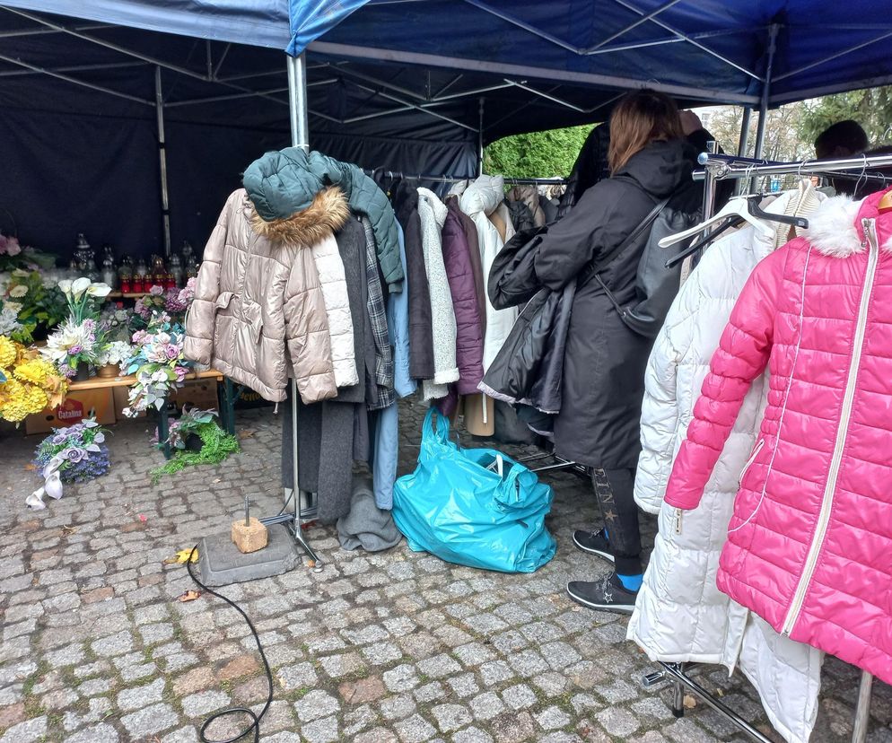 ​Trwa finał akcji „Podziel się kurtką - Przytul kurtkę” w Lesznie. Dzielących się i korzystających nie brakuje