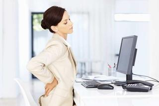 Praca w domu. Jak i na czym siedzieć przy biurku, by kręgosłup nie bolał?