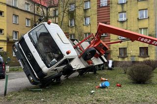 Pracował na wysokości w koszu, gdy nagle auto z podnośnikiem się przewróciło