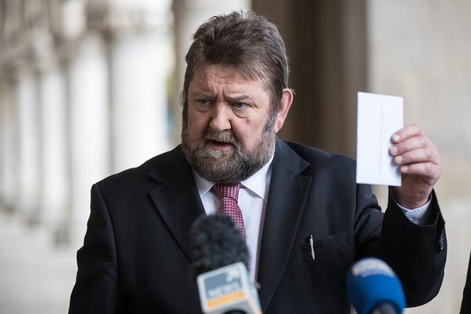 Stanisław Żółtek pokazał pakiet kart wyborczych