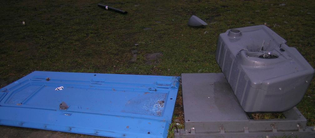 Wandale wysadzili w powietrze przenośną toaletę