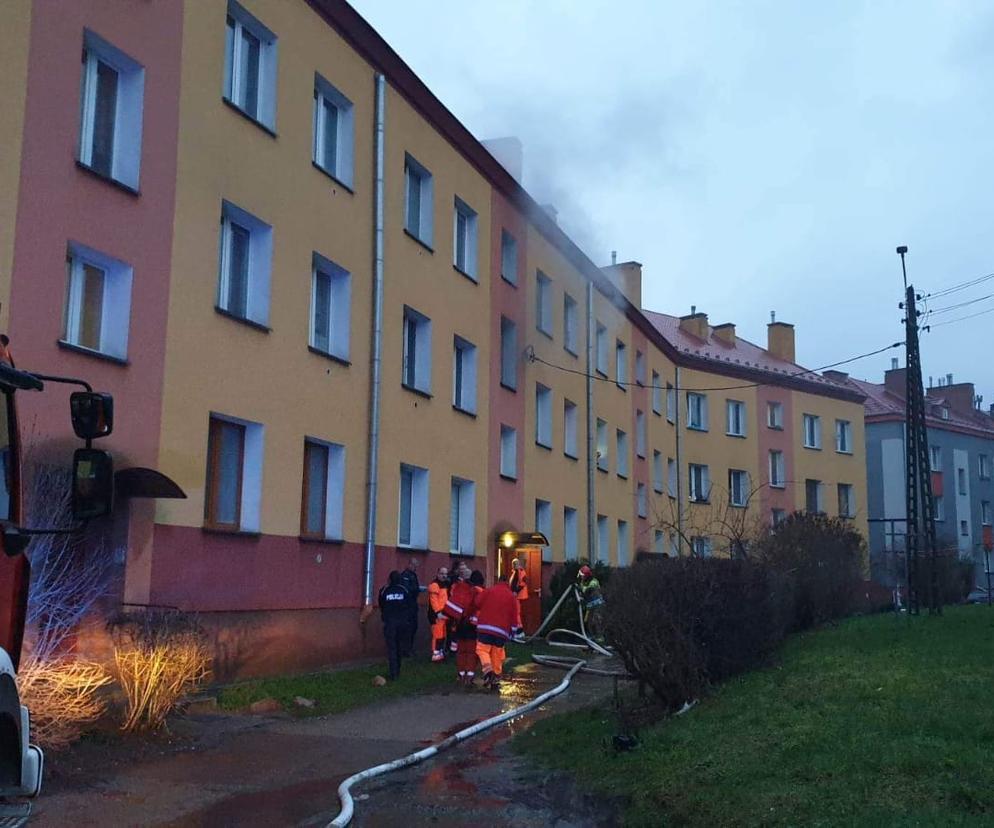 Tragedia w Skarżysku. Po pożarze nie żyje mieszkaniec bloku przy Południowej
