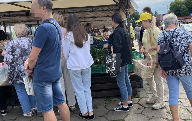 Europosłanka Wcisło buszuje na bazarku.