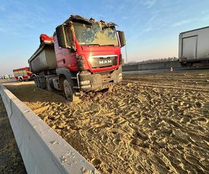 Potężny chaos na autostradzie A2. Na jezdnię i auta wysypały się tony piachu. Korek ma ponad 10 km