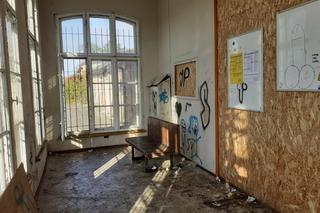 Poczekalnia na dworcu kolejowym Sątopy-Samulewo jak z horroru [ZDJĘCIA]