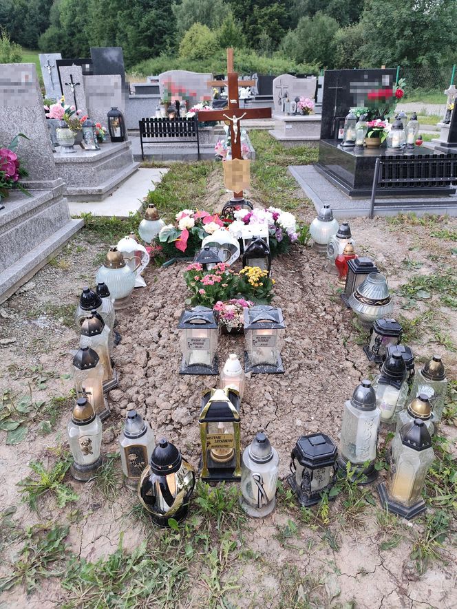 Skromny grób Justyny i Zbyszka na cmentarzu w Limanowej 