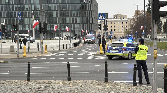 Incydent na placu Piłsudskiego w Warszawie. Mężczyzna wszedł na pomnik Ofiar Tragedii Smoleńskiej. „Zostanie w szpitalu”