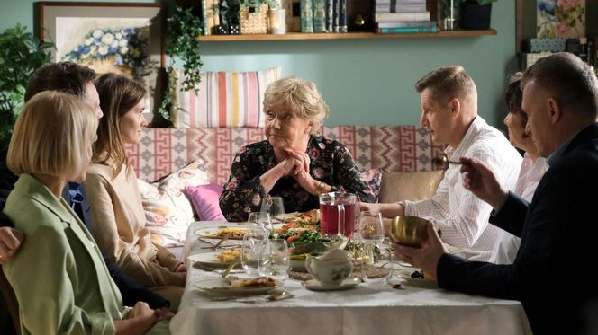 M jak miłość odc. 1881.Paweł (Rafał Mroczek), Franka (Dominika Kachlik),Barbara (Teresa Lipowska), Marysia (Małgorzata Pieńkowska),Rogowski (Robert Moskwa), Bartek (Arkadiusz Smoleński), Dorota (Iwona Rejzner)