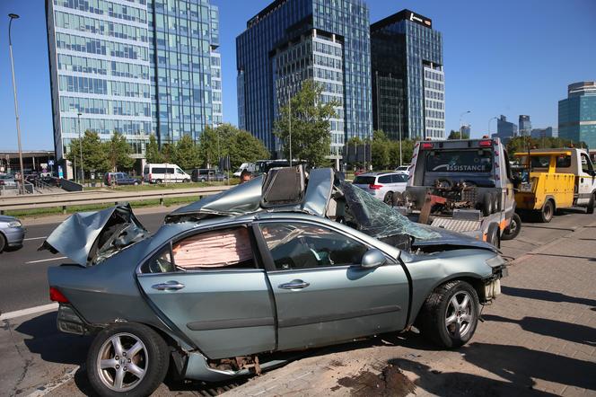 Wypadek w Alejach Jerozolimskich. Samochód uderzył w autobus. Kierowca osobówki nie żyje