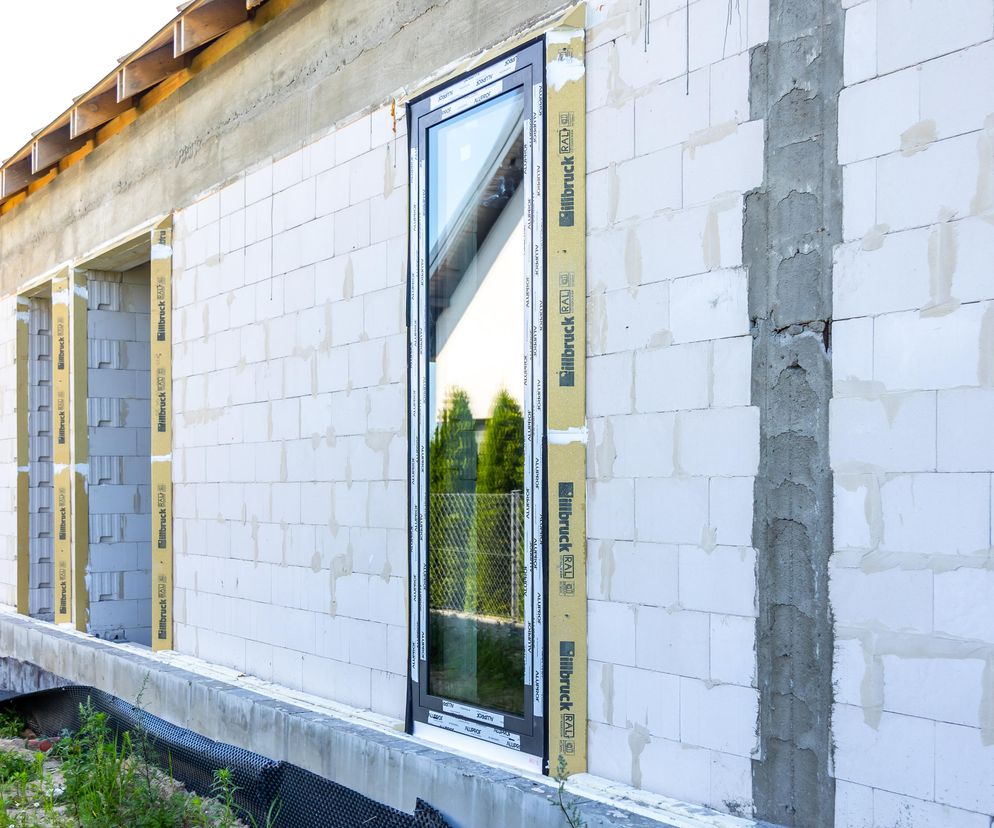 Jak zamontować okna w warstwie ocieplenia? Poradnik krok po kroku