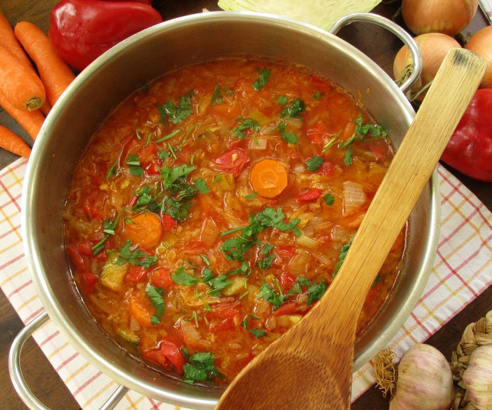 Zupa gołąbkowa z młodej kapusty - przepis na smaczną i sycącą zupę z młodej kapusty