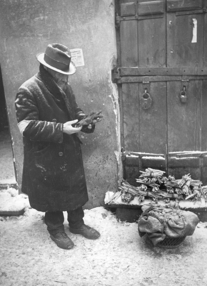 Tak wyglądało życie w warszawskim getcie. Zobacz unikatowe zdjęcia z innego świata [GALERIA]