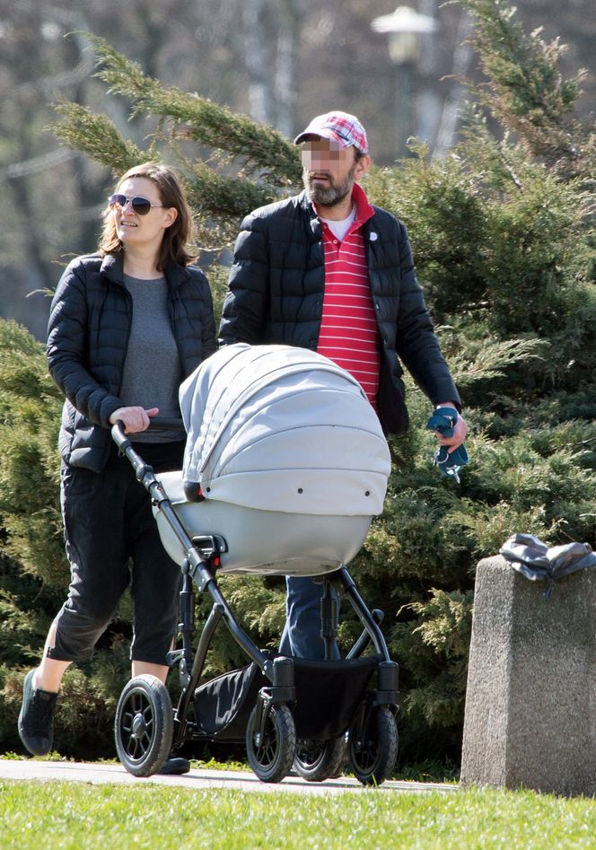 1PUBL_MARIA SEWERYN Z PARTNEREM I DZIECKIEM