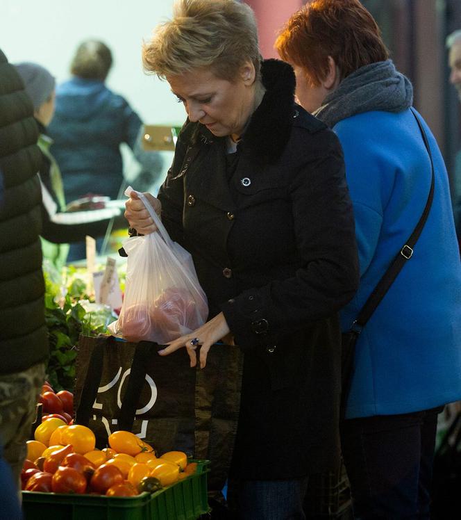 Hanna Zdanowska robi zakupy na bazarku