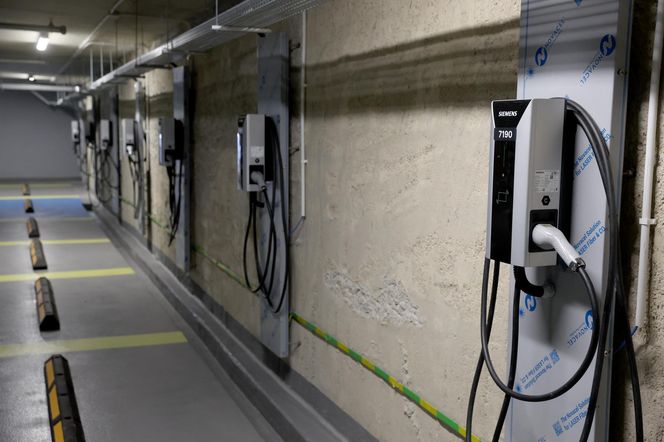 Byliśmy w podziemnym parkingu w Warszawie. Ładowarki dla elektryków, cztery poziomy i 7,5 zł za godzinę