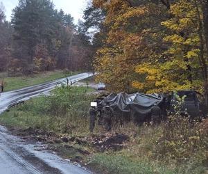 Wypadek w pobliżu Konotopu - wojskowa ciężarówka w rowie 