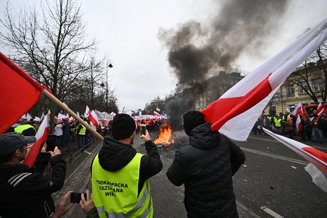 Niespokojny protest rolników w Warszawie. Służby obrzucone puszkami po piwie i petardami