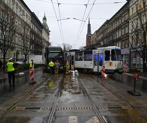 Ciężarówka zderzyła się z tramwajem