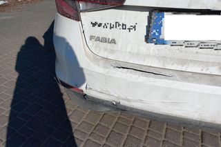 Dzwon przed wiaduktem w Lesznie. Kolizja białych firmowych aut [ZDJĘCIA]