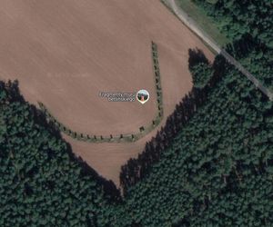 Największa kolekcja muru berlińskiego jest pod Wrocławiem. Na polu ustawiono kilkadziesiąt żelbetowych płyt z NRD